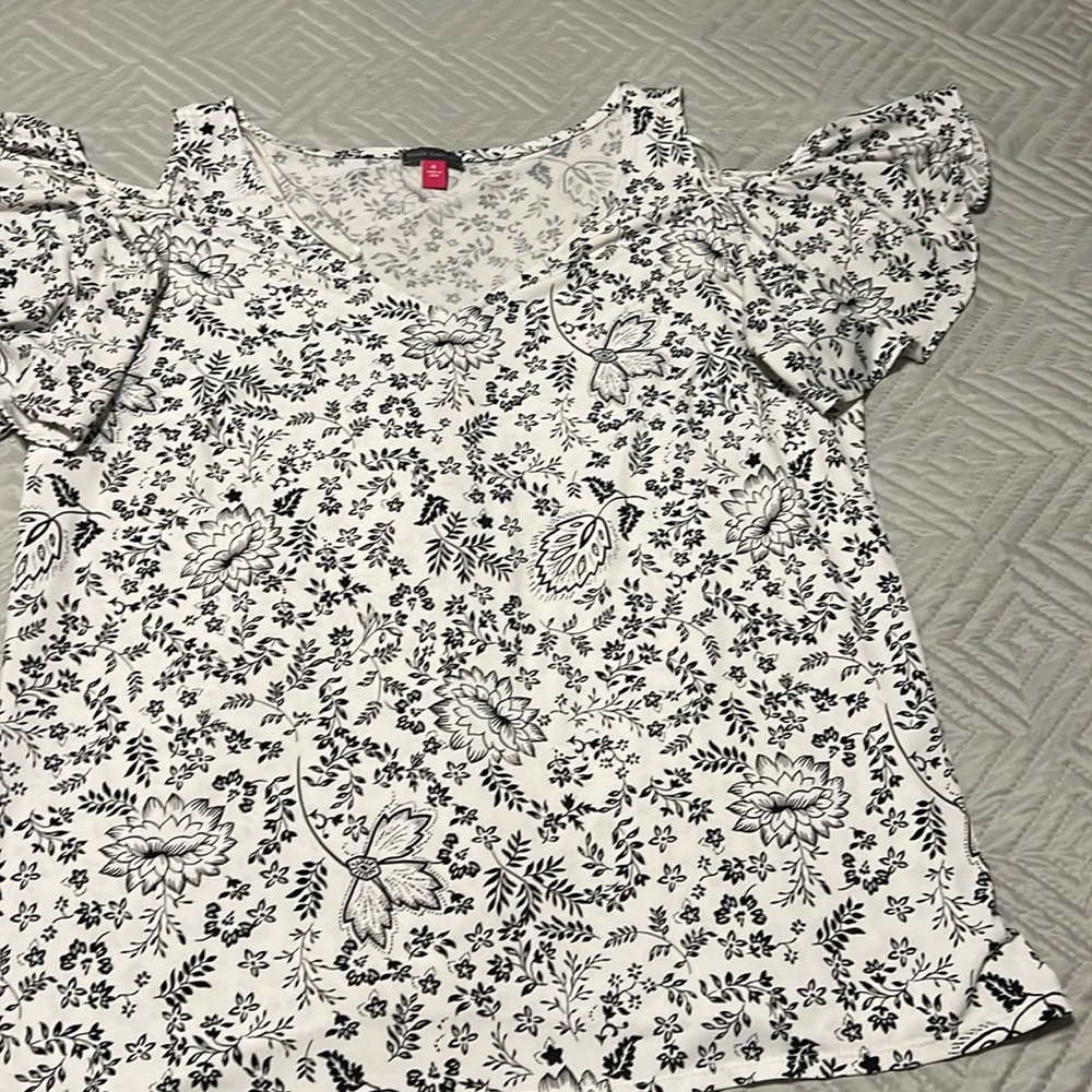 XL cream and black blouse by Vince Camuto.  Peekaboo shoulder sleeve